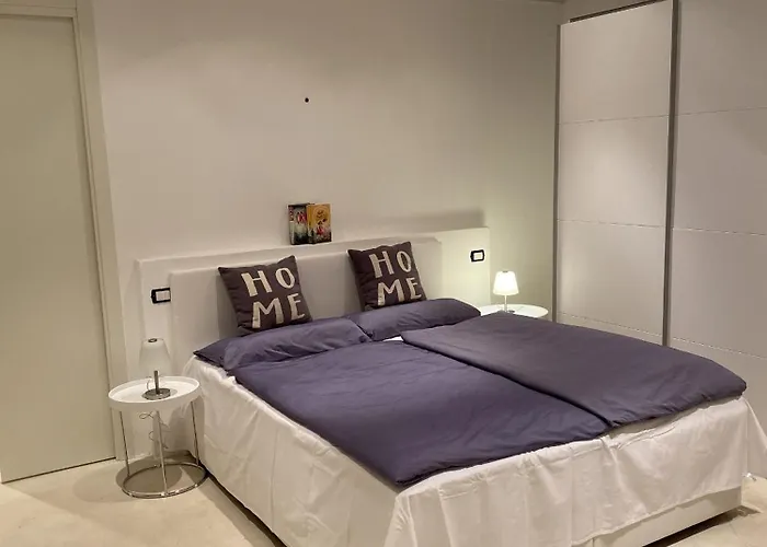 Lounge & Pool ストレーザ